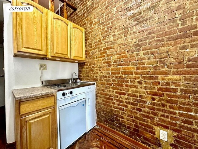 103 W 70th St in New York, NY - Building Photo - Building Photo
