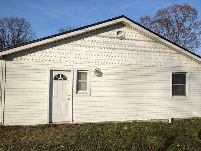 207 E Main St in Centerville, IN - Foto de edificio - Building Photo