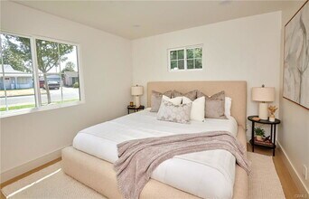 615 S Hazelwood St in Anaheim, CA - Building Photo - Building Photo