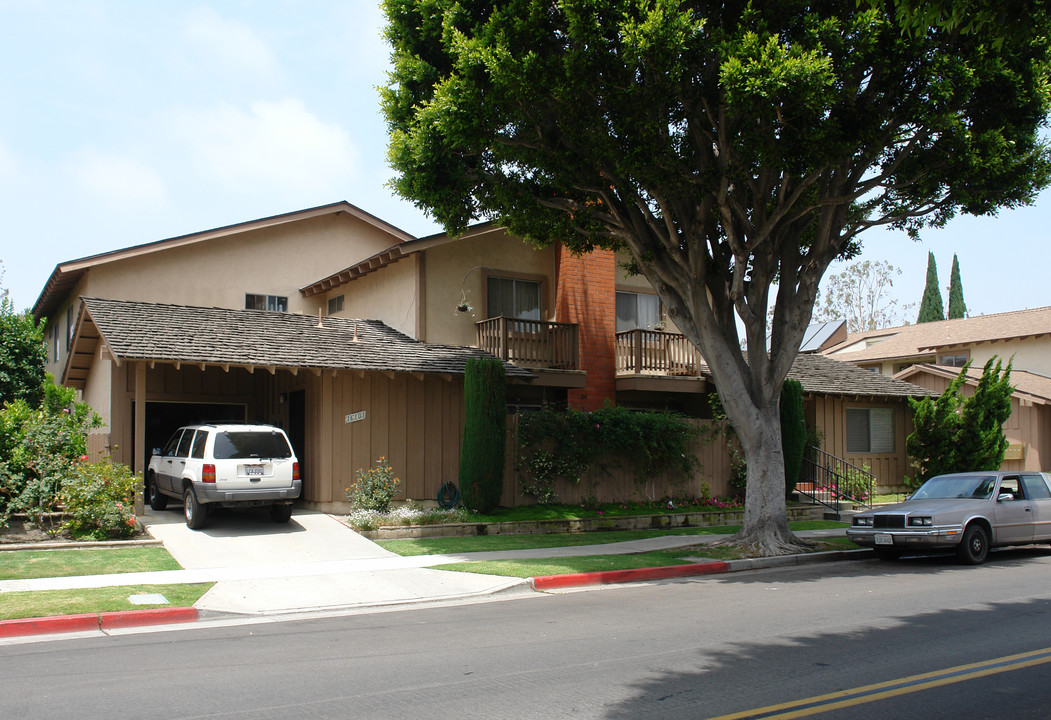 16101 Malaga Ln in Huntington Beach, CA - Building Photo