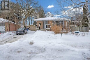 7 Kemano Rd in Aurora, ON - Building Photo