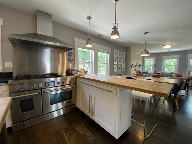 55 Eliot Cres, Unit 2 in Chestnut Hill, MA - Foto de edificio - Building Photo