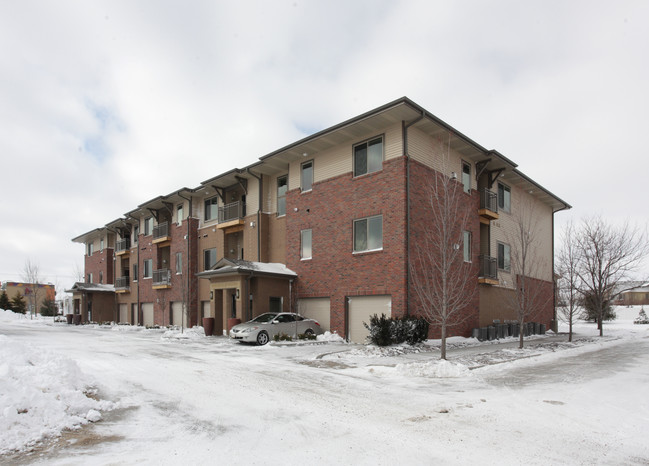 The Village at Mission Pines in Omaha, NE - Foto de edificio - Building Photo