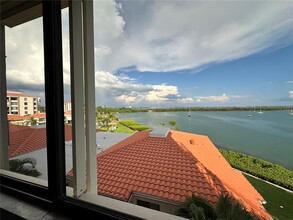 6295 Bahia Del Mar Cir in St. Petersburg, FL - Building Photo - Building Photo