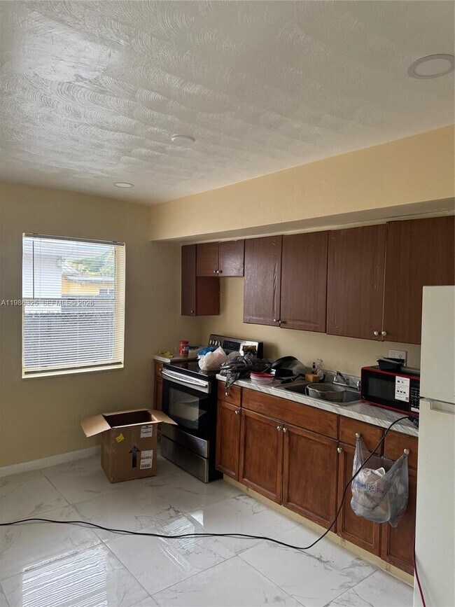 573 NW 113th St in Miami, FL - Foto de edificio - Building Photo