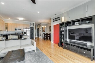 2740 W Belmont Ave in Chicago, IL - Foto de edificio - Building Photo