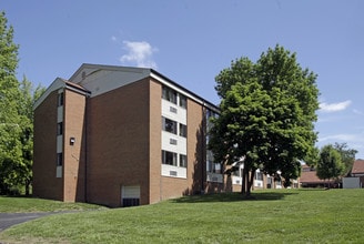 St. Patrick Apartments I and II in Florissant, MO - Foto de edificio - Building Photo