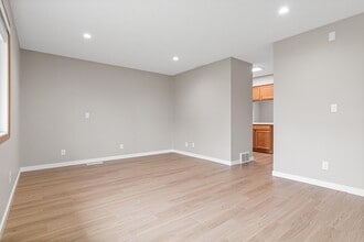 3808 Lodestone Ln in Eagan, MN - Foto de edificio - Building Photo