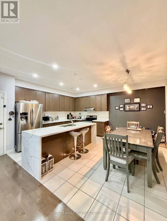 385 Royal W Dr in Brampton, ON - Building Photo - Building Photo