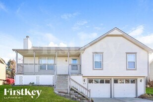 713 Canter St in Raymore, MO - Building Photo