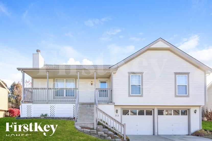 713 Canter St in Raymore, MO - Foto de edificio