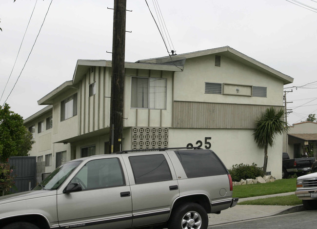 825 N Inglewood Ave in Inglewood, CA - Building Photo - Building Photo