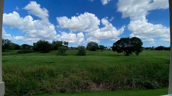 2060 Greenview Shores Blvd in Wellington, FL - Building Photo - Building Photo