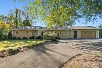 1217 Morningside Ln in Alexandria, VA - Foto de edificio - Building Photo