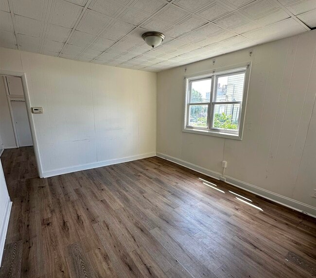 33 E 18th St in Bayonne, NJ - Building Photo - Building Photo