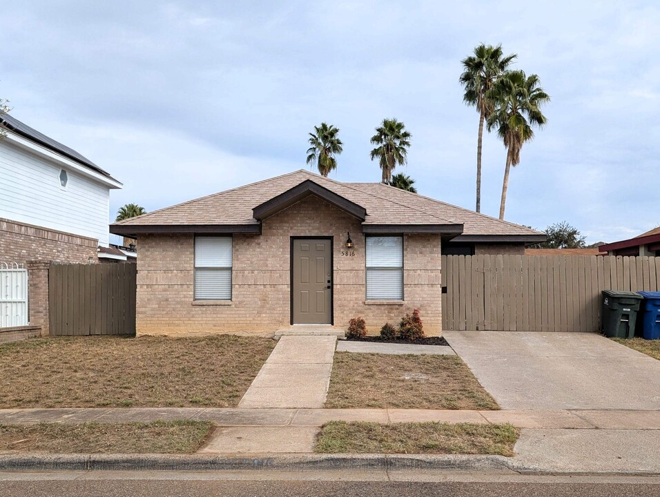 5816 Longoria Loop in Laredo, TX - Building Photo