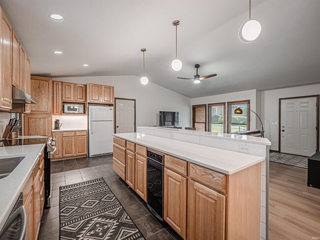 6166 River Bluff Dr in Newburgh, IN - Foto de edificio - Building Photo