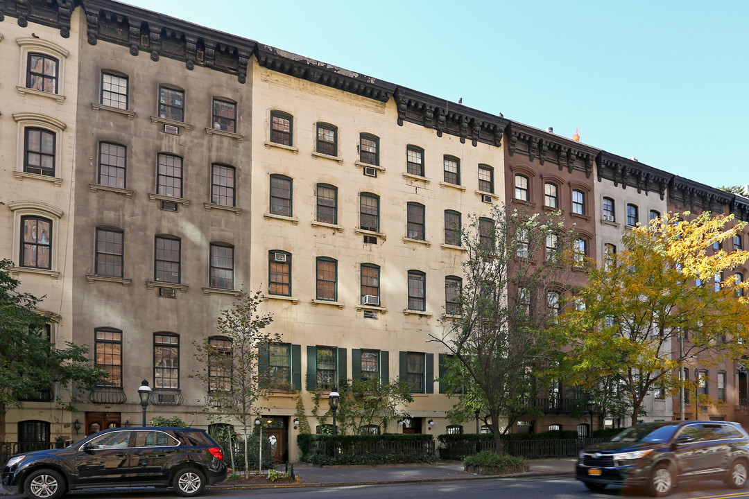 458 W 23rd St in New York, NY - Building Photo