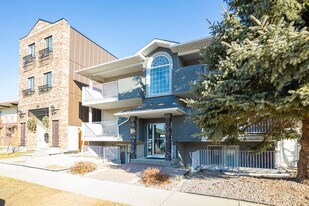 Tuxedo Manor in Calgary, AB - Building Photo