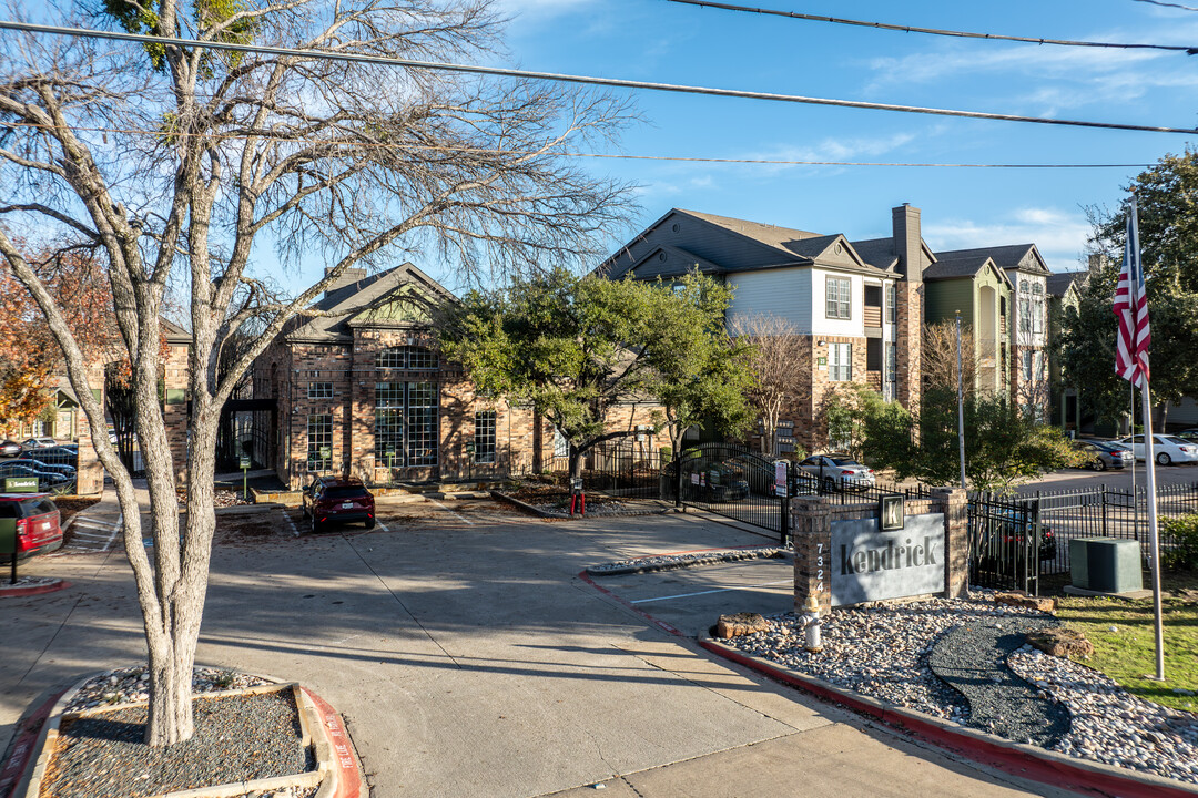 Oaks on the Bend Condominium in Dallas, TX - Building Photo