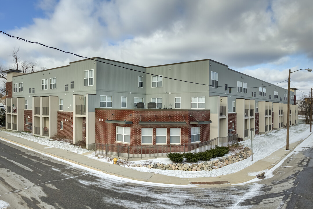 Clark Commons in Flint, MI - Foto de edificio