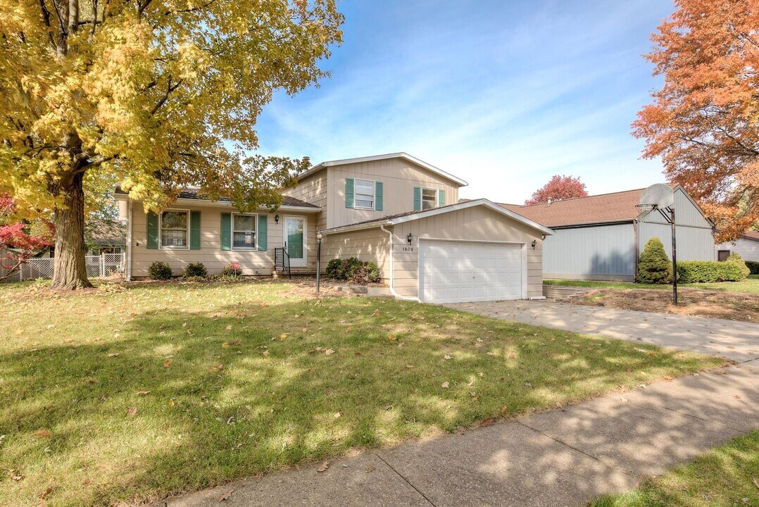 1809 Stratford Dr in Champaign, IL - Foto de edificio