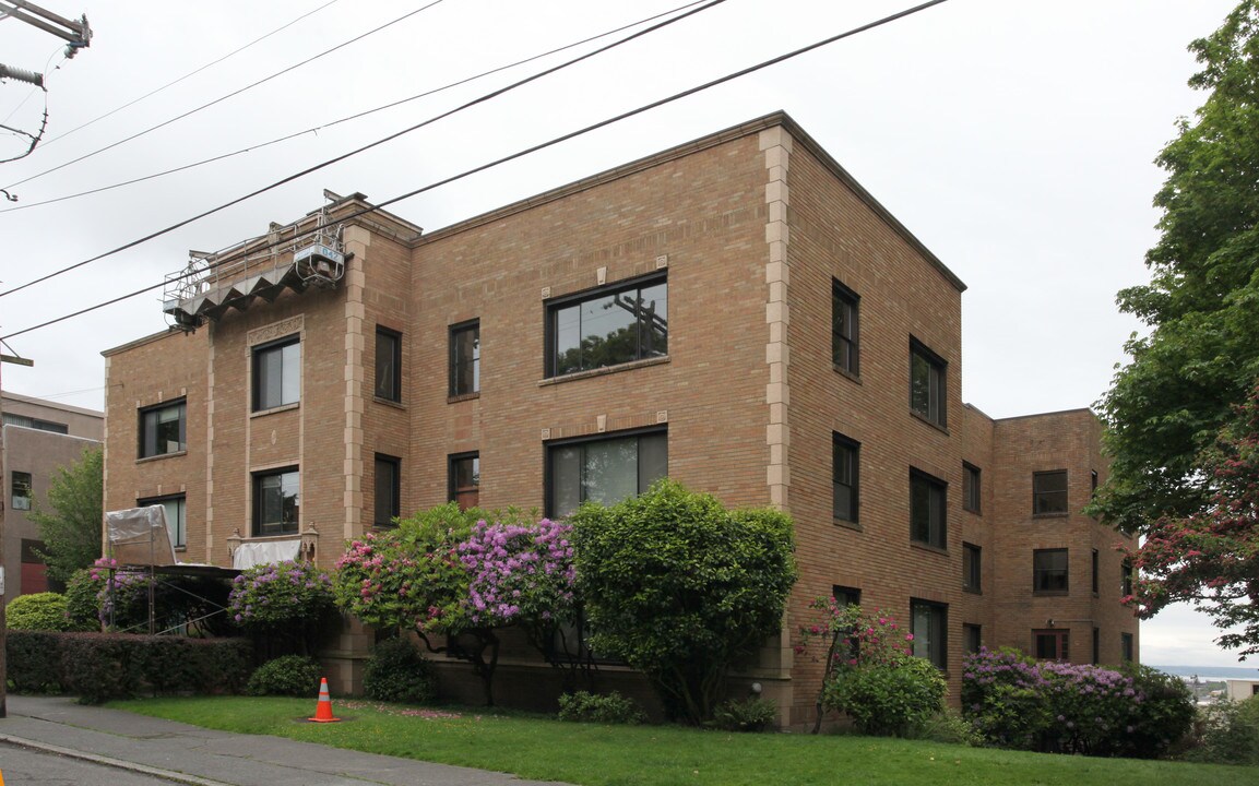 Sir Lancelot Apartments in Seattle, WA - Building Photo