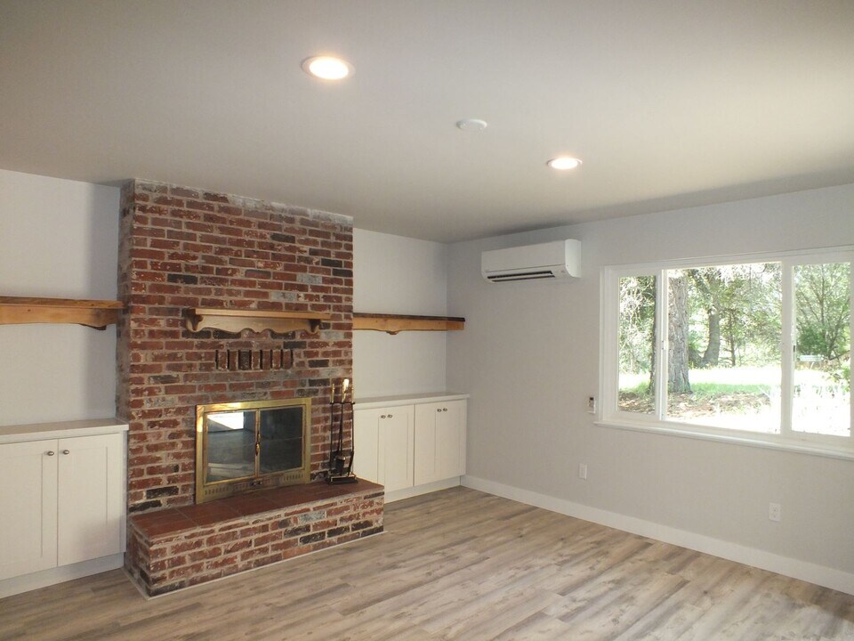 991 Thompson Way in Placerville, CA - Building Photo