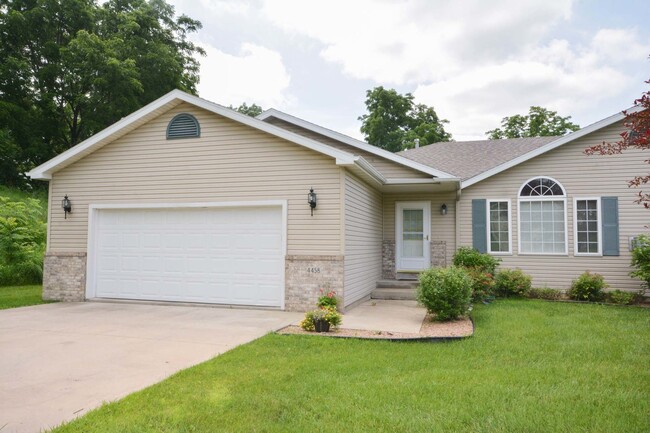 property at 4458 Meadow Lakes Dr NW