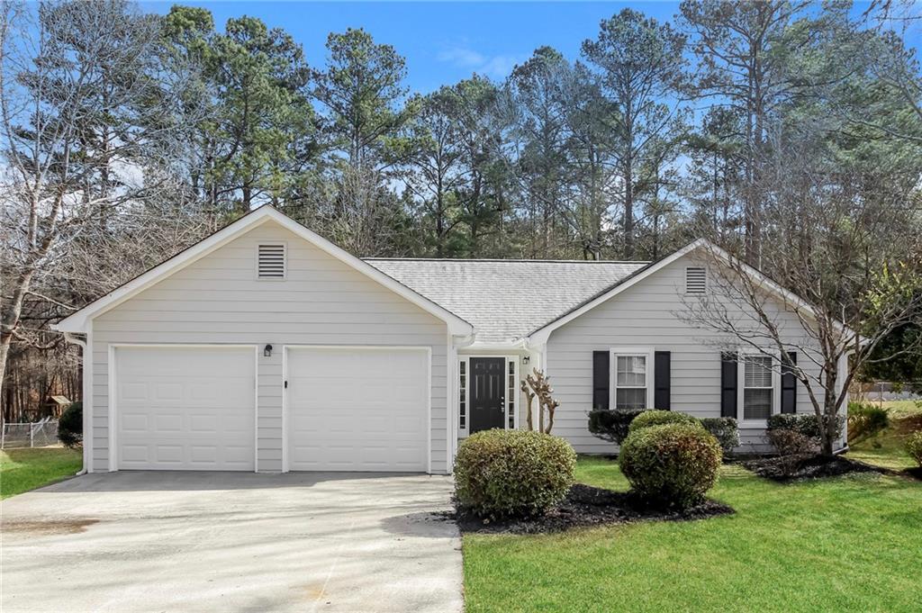 122 Collins Dr in Douglasville, GA - Building Photo