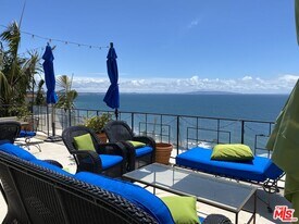 18139 Coastline Dr in Malibu, CA - Building Photo