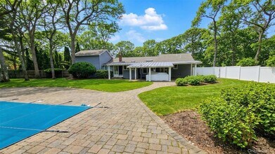 13 Beach Land Ave in East Quogue, NY - Foto de edificio - Building Photo