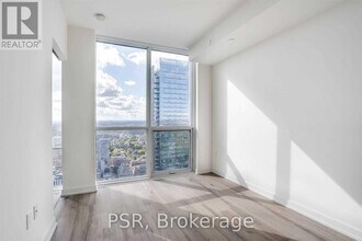 1 Yorkville Ave in Toronto, ON - Building Photo - Building Photo