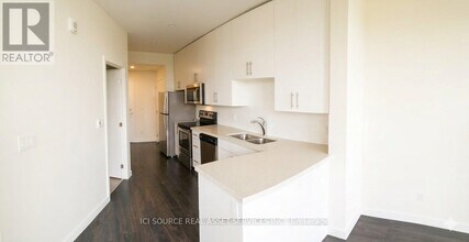 690 King St W in Kitchener, ON - Building Photo - Building Photo