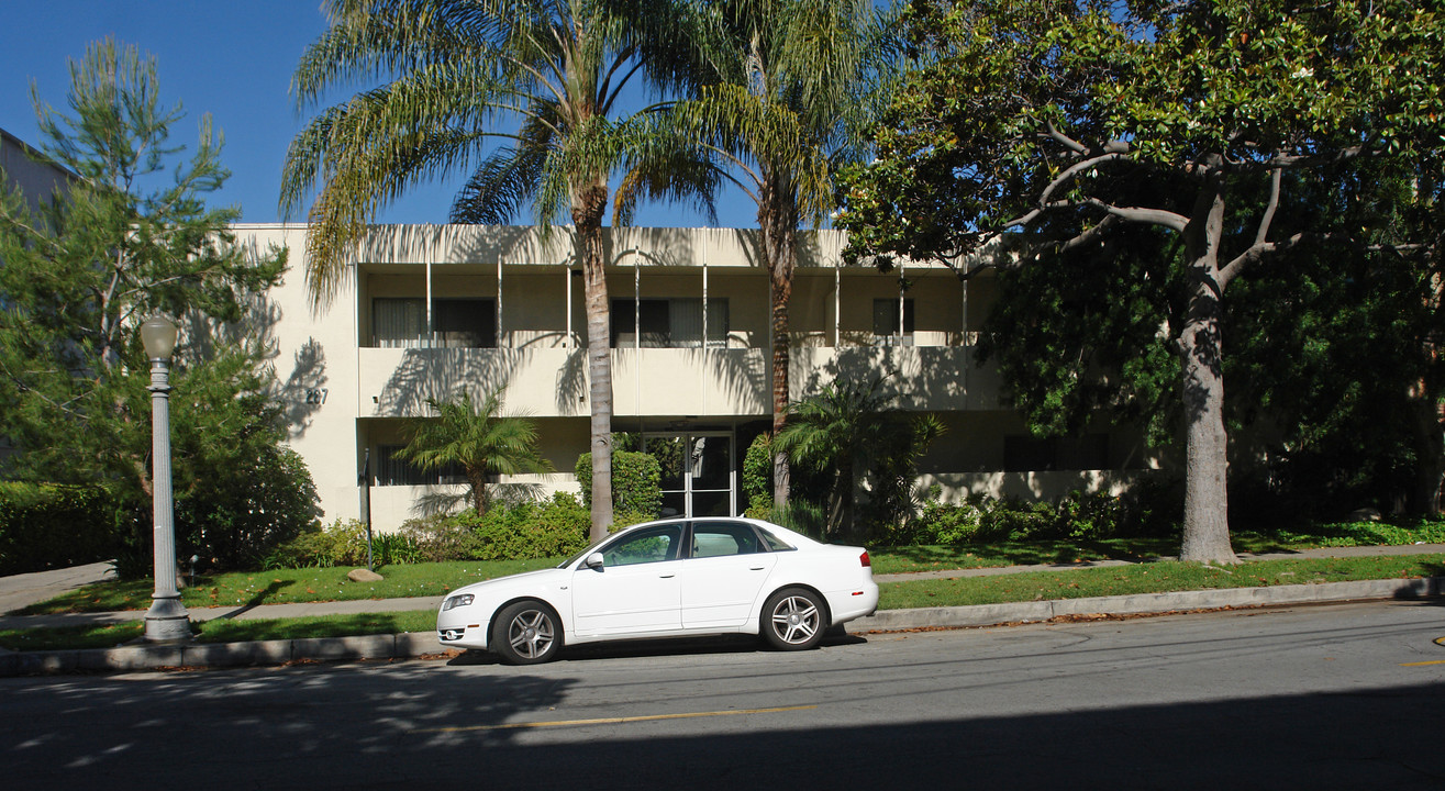 267 S Madison Ave in Pasadena, CA - Building Photo