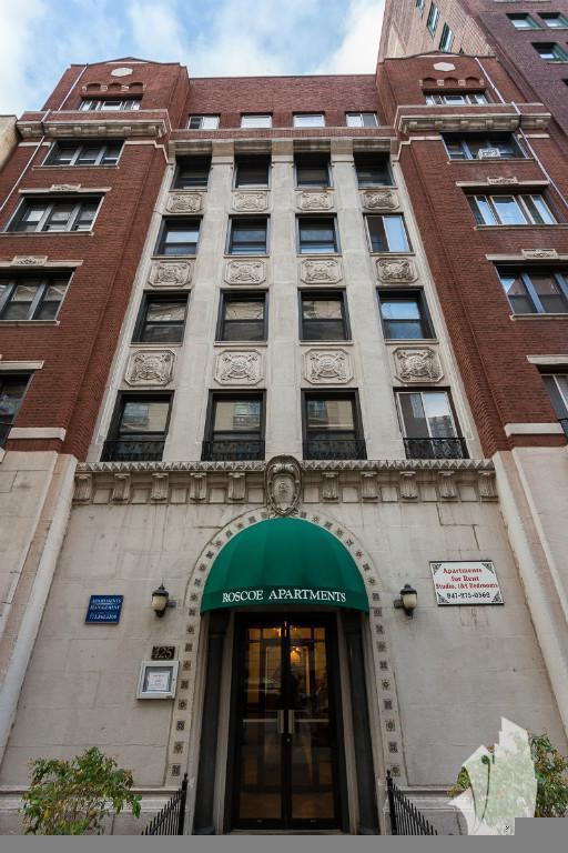 property at 425 W Roscoe St