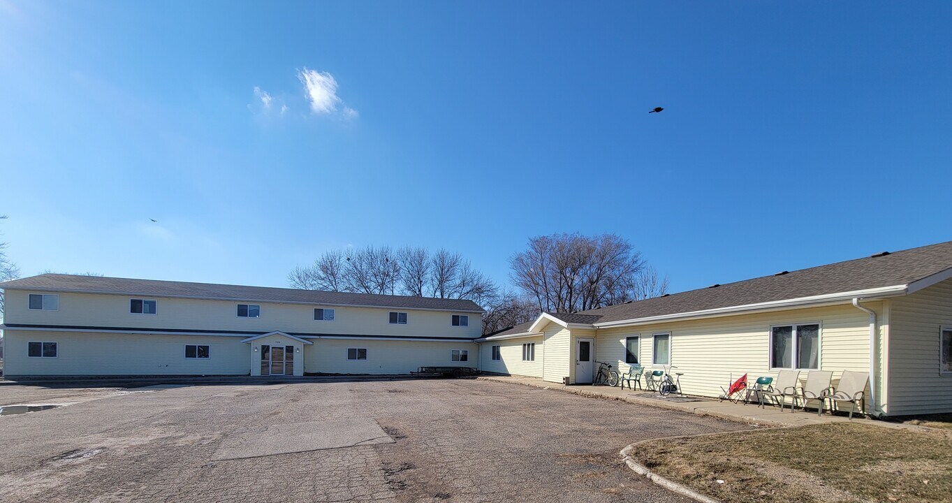 720 Brooklawn Dr in Brookings, SD - Building Photo