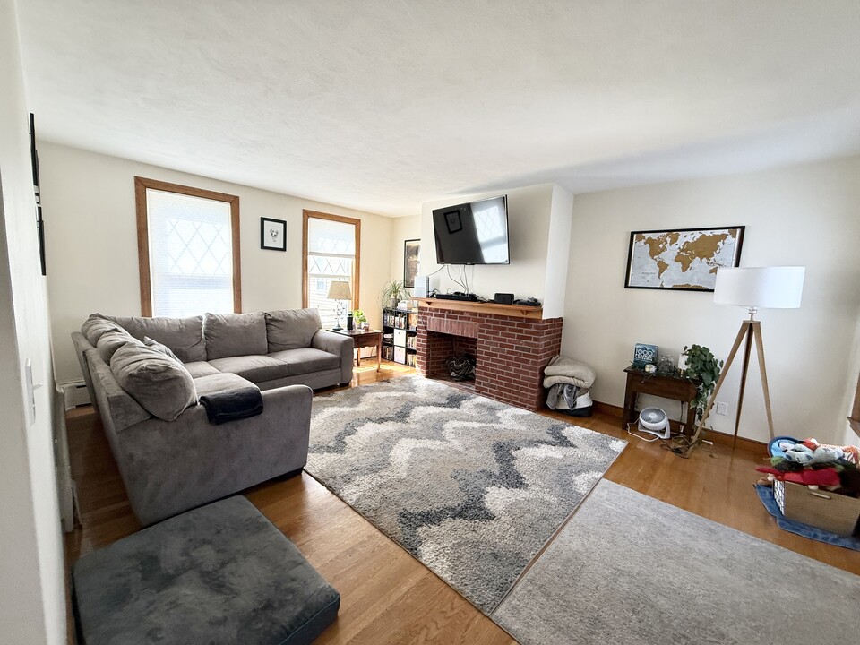 920 E 4th St, Unit 1 in Boston, MA - Building Photo