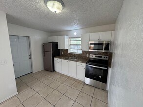 300 NW 28th Way in Fort Lauderdale, FL - Building Photo - Building Photo