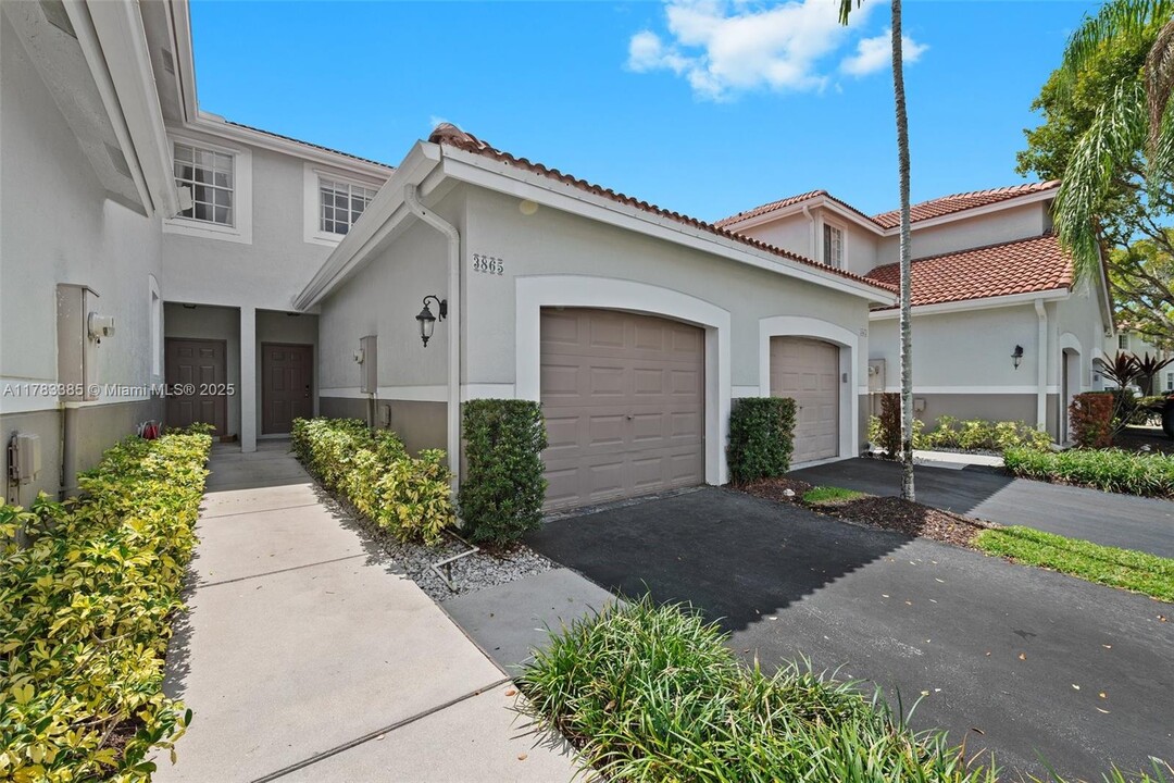 3865 San Simeon Cir in Weston, FL - Building Photo
