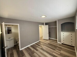 5629 W Lincoln Creek Dr in Milwaukee, WI - Building Photo - Building Photo