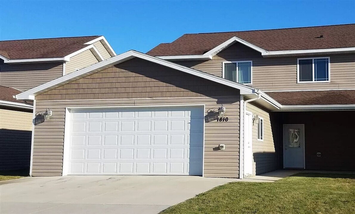 1810 23rd Ave NW in Minot, ND - Building Photo