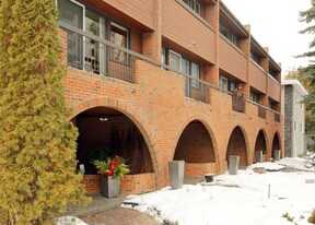 9924 114th St NW in Edmonton, AB - Building Photo