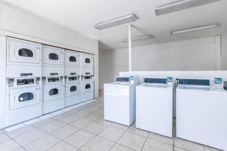 Regency Square Apartments in Tampa, FL - Foto de edificio - Building Photo