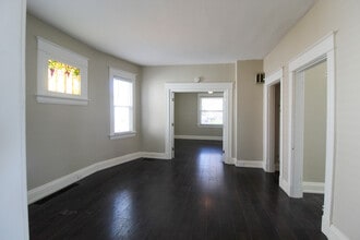 2621 Ida Ave, Unit 2 in Cincinnati, OH - Foto de edificio - Building Photo