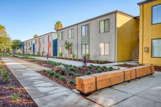 Courtyard by Trion Living in Sacramento, CA - Foto de edificio - Building Photo