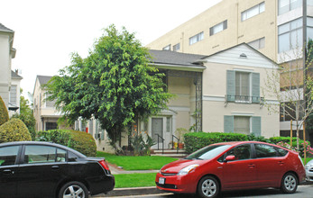 136 S McCarty Dr in Beverly Hills, CA - Building Photo - Building Photo