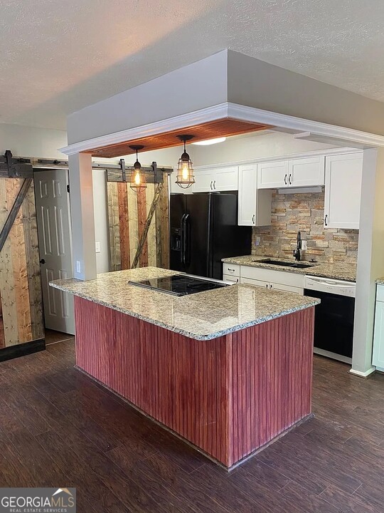 275 Twiggs Cor in Peachtree City, GA - Building Photo