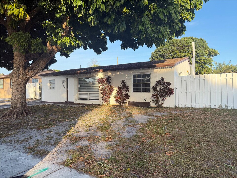 1398 SW 47th Terrace in Fort Lauderdale, FL - Building Photo
