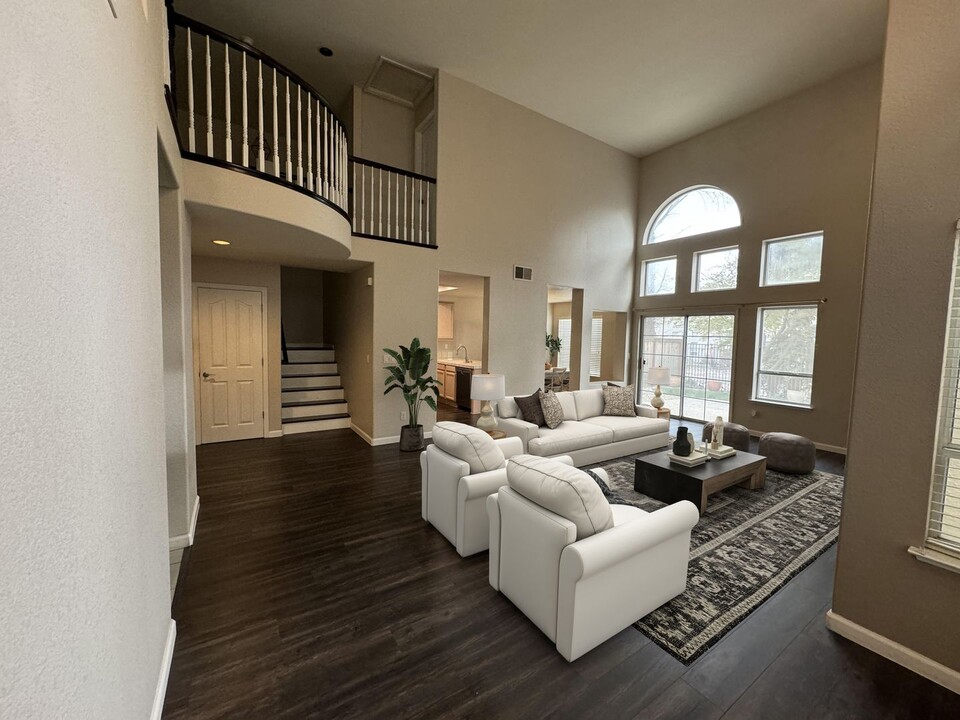 5515 Cabrillo Way in Rocklin, CA - Foto de edificio